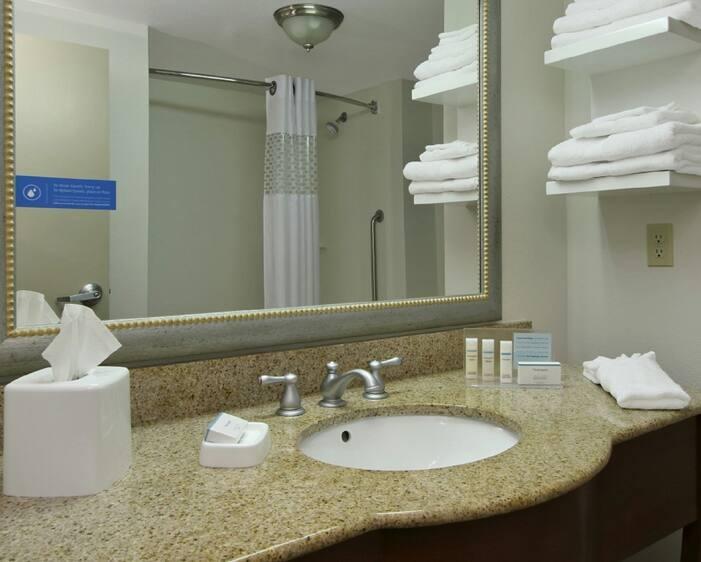 Hampton Jasper, Al Hotel
